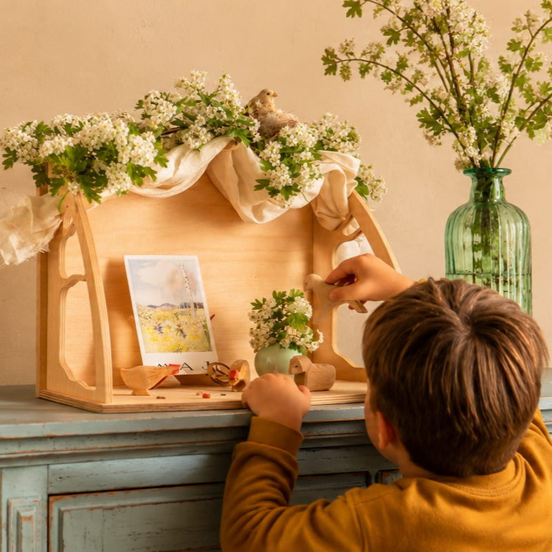 kleine houten jaartafel ingericht in lente sfeer