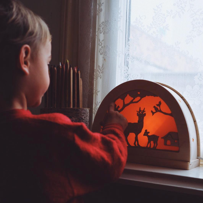 silhouet hertjes in silhouetlamp aan met kindje