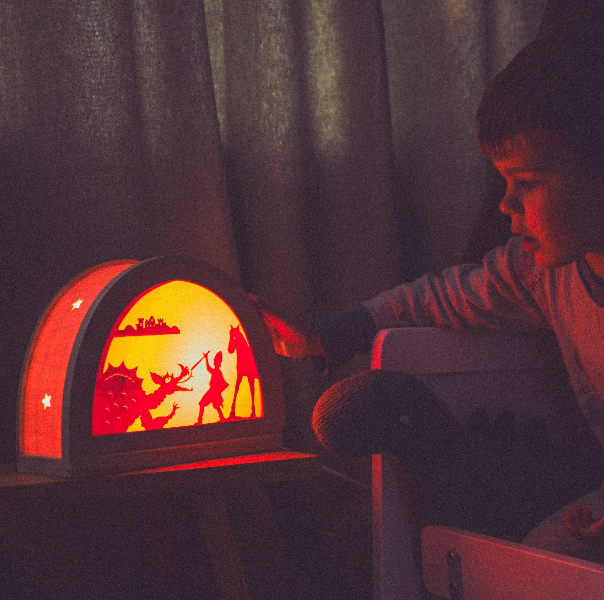 Joris en de Draak silhouet in houten seizoenslamp aan