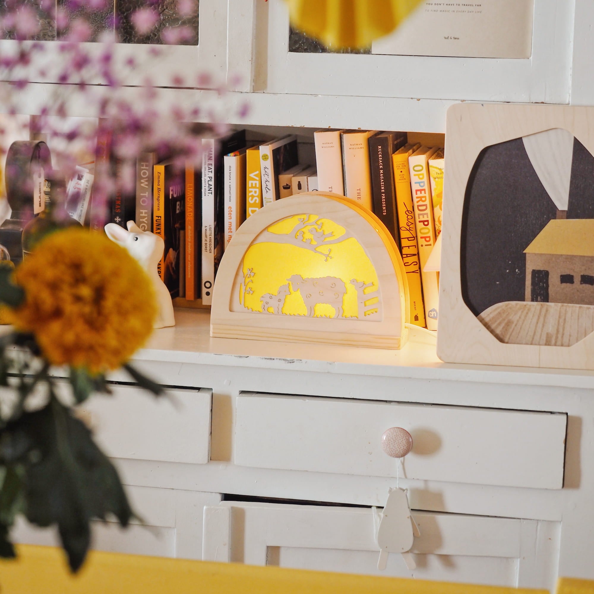 Silhouet lente in de seizoenslamp in het interieur