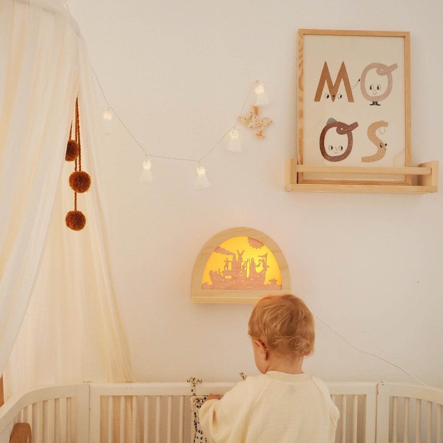 Silhouet van intocht Sint in silhouetlamp met kindje in kinderkamer