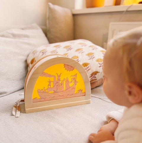 Silhouet van intocht Sinterklaas in silhouetlamp met kindje