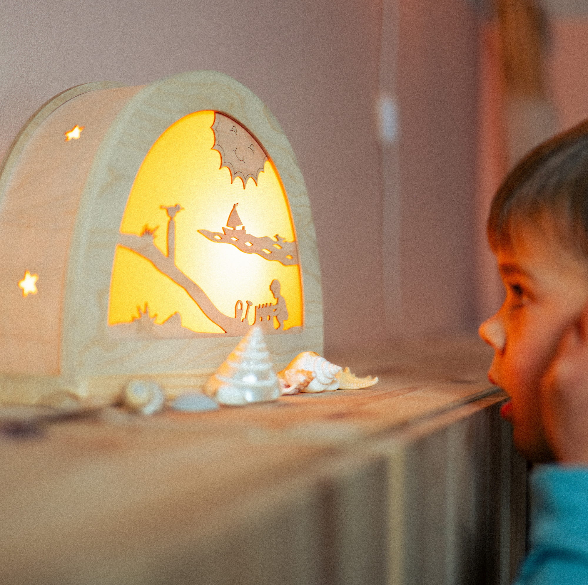 silhouet zomer in silhouetlamp aan op de seizoentafel