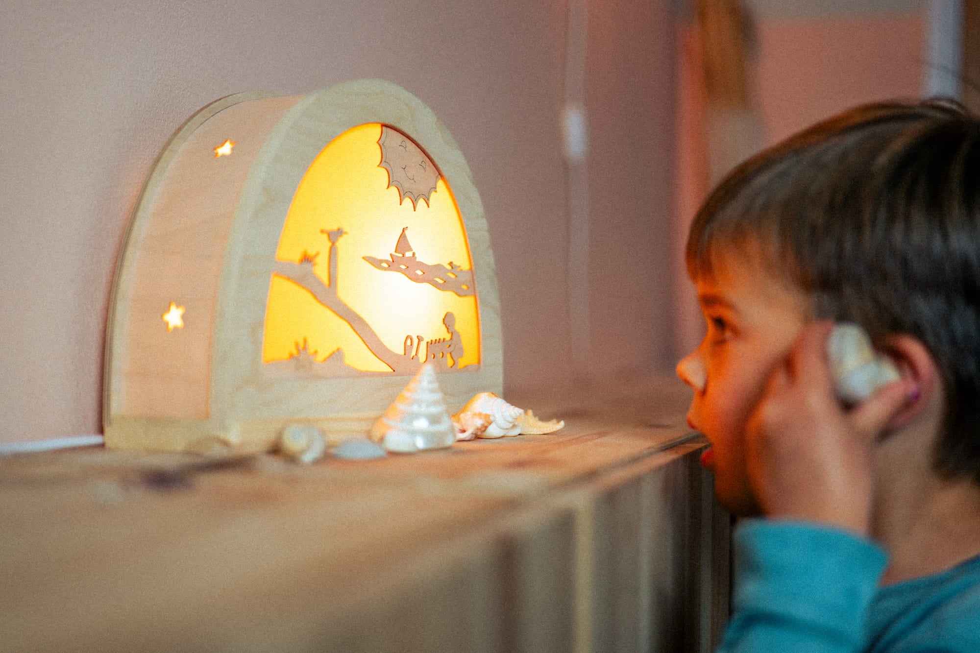 Zomersilhouet in seizoenslamp op de seizoentafel