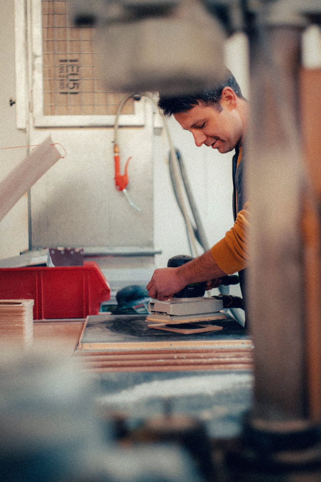 Handgemaakt houten nachtlampje in atelier