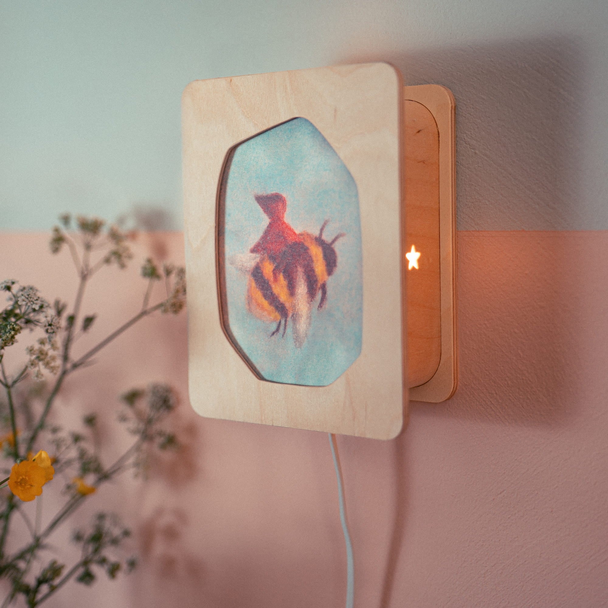 Houten kaartlampje nachtlampje afgehoekt hangend aan de muur in kinderkamer