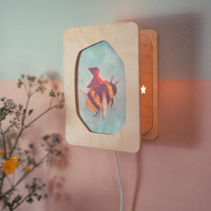 Houten kaartlampje nachtlampje afgehoekt hangend aan de muur in kinderkamer
