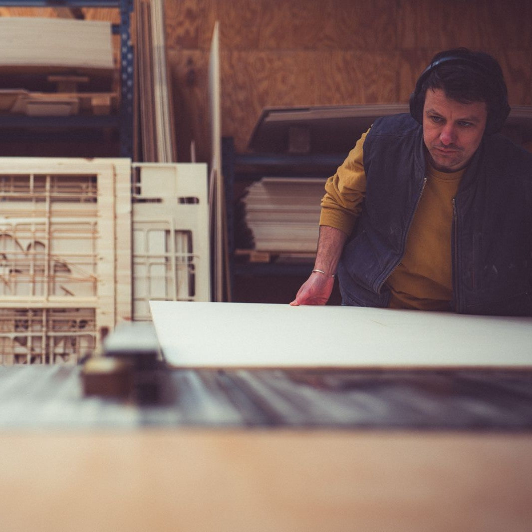 Handgemaakt houten wissellijst in atelier