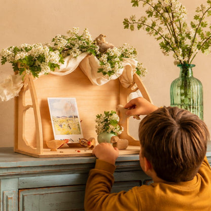 kleine houten jaartafel ingericht in lente sfeer