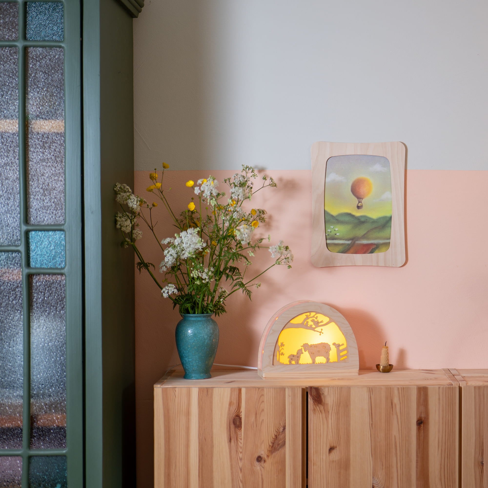 silhouet lente in silhouetlamp aan in interieur