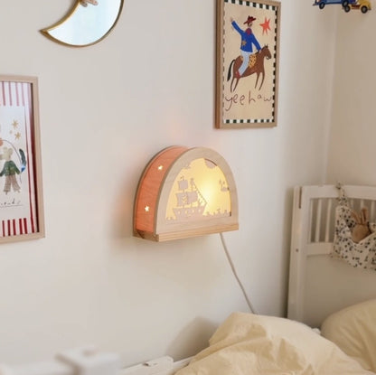 Piratenschip silhouet  in de seizoenslamp hangend in de kinderkamer aan