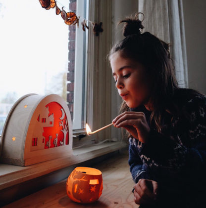 Sint Maarten silhouet in houten silhouetlamp met kindje
