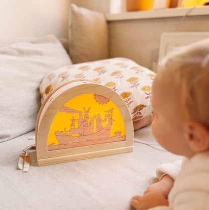 Silhouet van intocht Sinterklaas in silhouetlamp met kindje