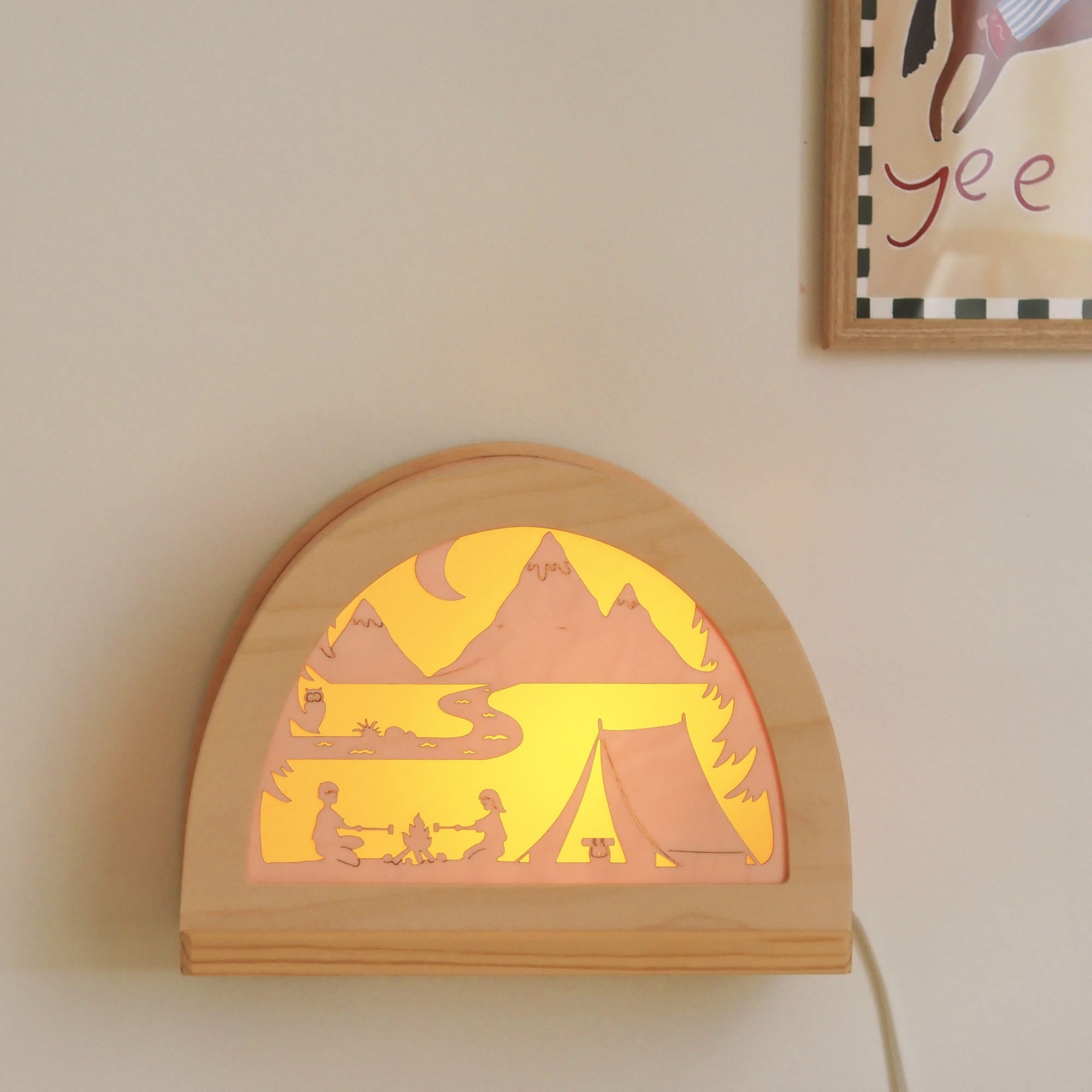 Vakantie silhouet met tent en kampvuur in de silhouetlamp