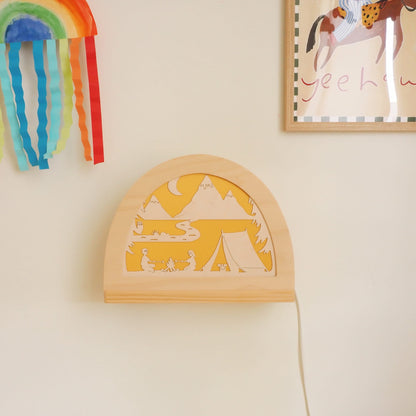 Zomer silhouet voor houten seizoenslamp met kampeer sfeer