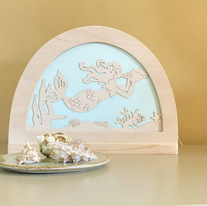 Silhouet zeemeermin in houten silhouetlamp met schelpen