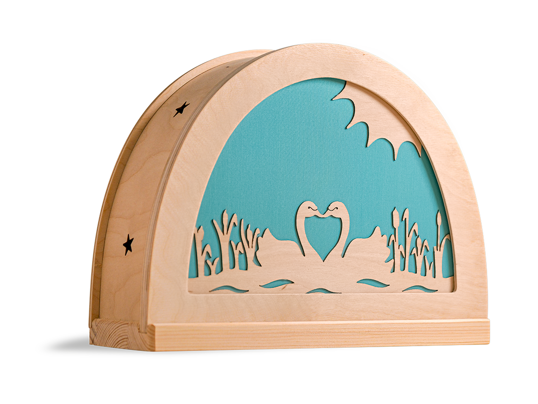 Zwanen silhouet in houten silhouetlamp met warm licht