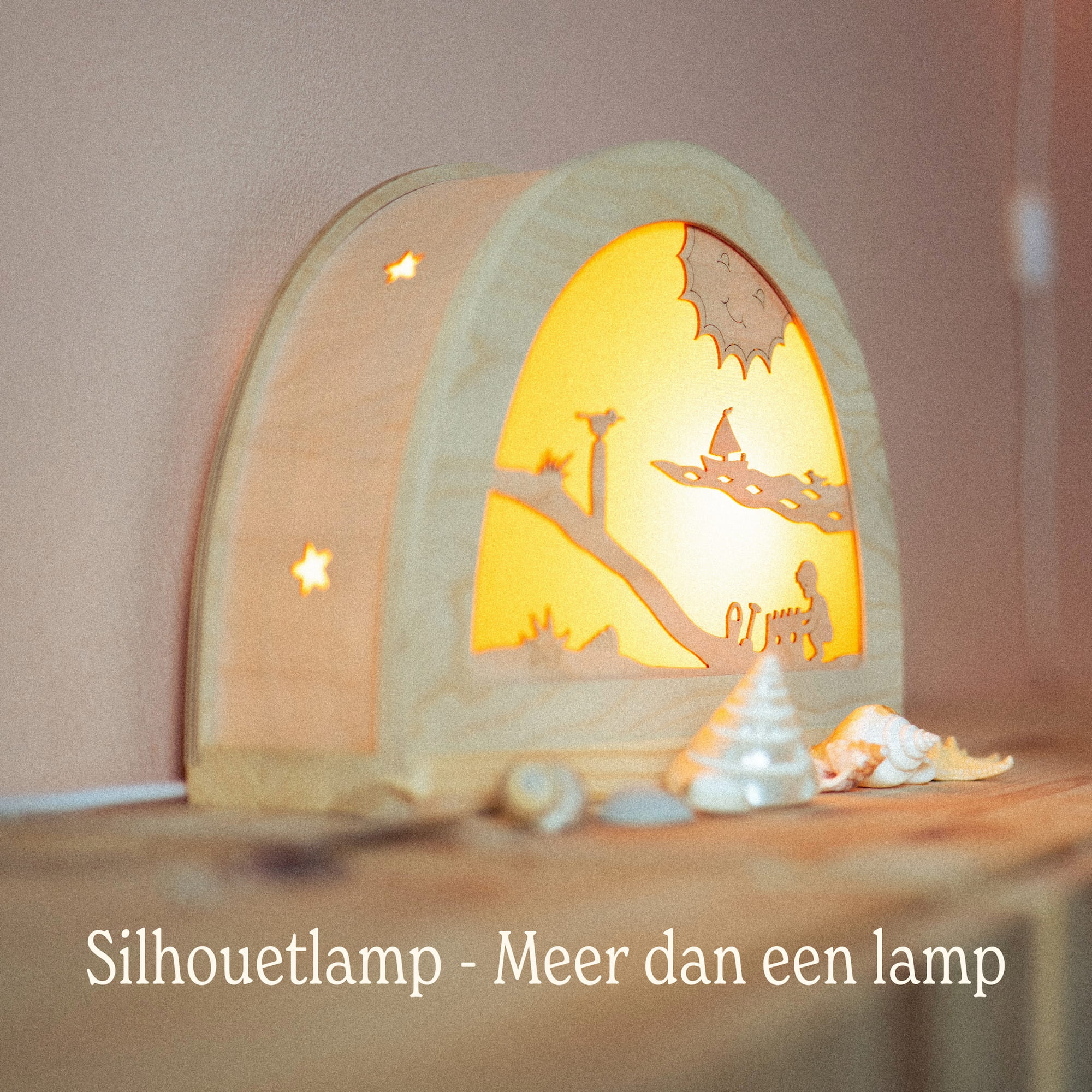 Houten silhouetlamp als seizoenslamp met verwisselbaar silhouet